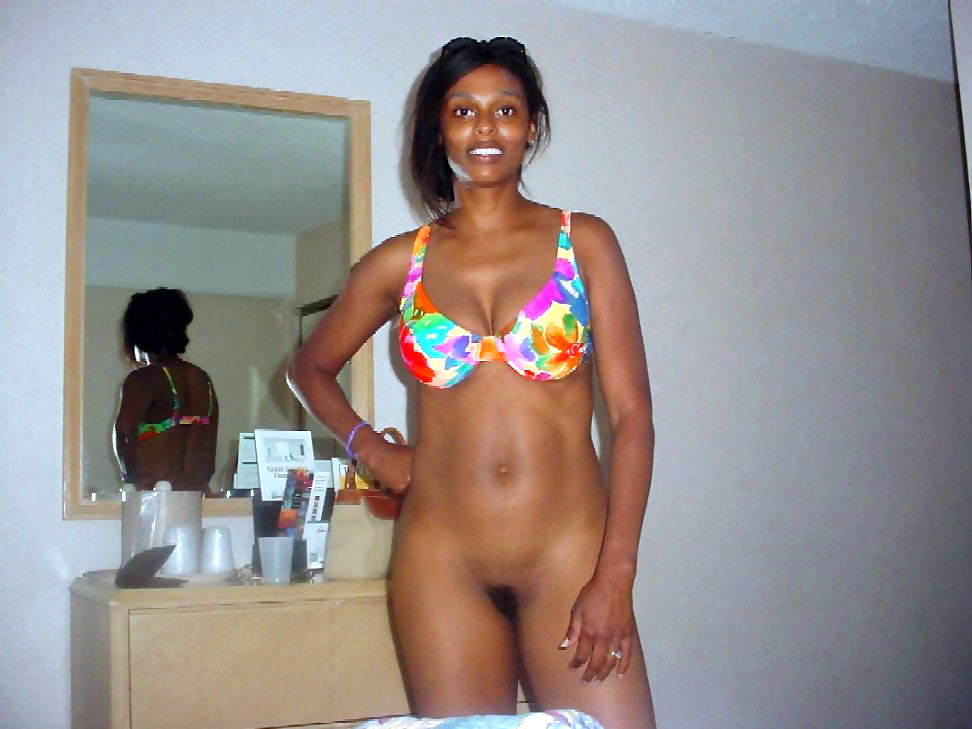 Sexy Black Babe - African Porn Photos. Large Photo #4: Photo gallery of a sexy black babe  selfshooting at home..
