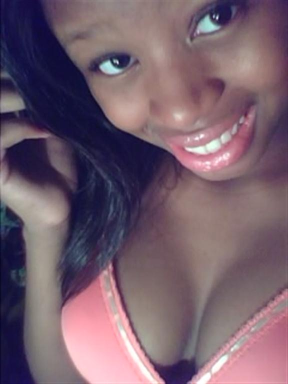 Busty Ebony Teen Amateur - Busty black teen taking sexy selfshots of herself, big porn ...