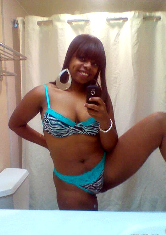 Amateur Ebony Selfshots - Busty black babe from the ghetto, selfshot, big picture #3.