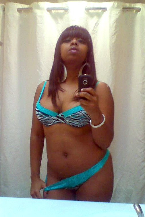 Busty black babe from the ghetto, selfshot, big porn picture #4.