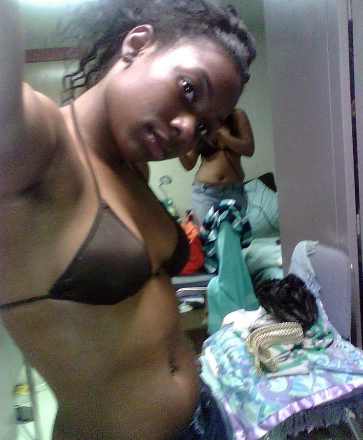 Photos of a skanky amateur ebony slut posing in the nude, big picture #4.