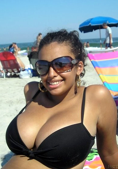 Beach Black Boobs - Curvy black women show big boobs and sexy booty, big picture #1.